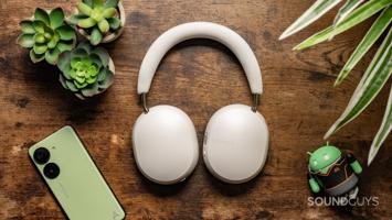 Sonos Ace hodetelefoner i svart lagt flat på et trebord