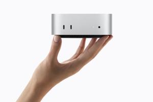 Apple Mac mini M6 sett forfra på et skrivebord med tastatur og skjerm
