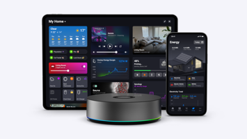 Athom Homey Pro 2026 smarthjem-hub med tilhørende app på nettbrett og telefon