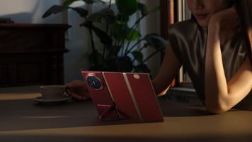 Huawei Mate XT 2 trifold-telefon utbrettet og sett fra siden