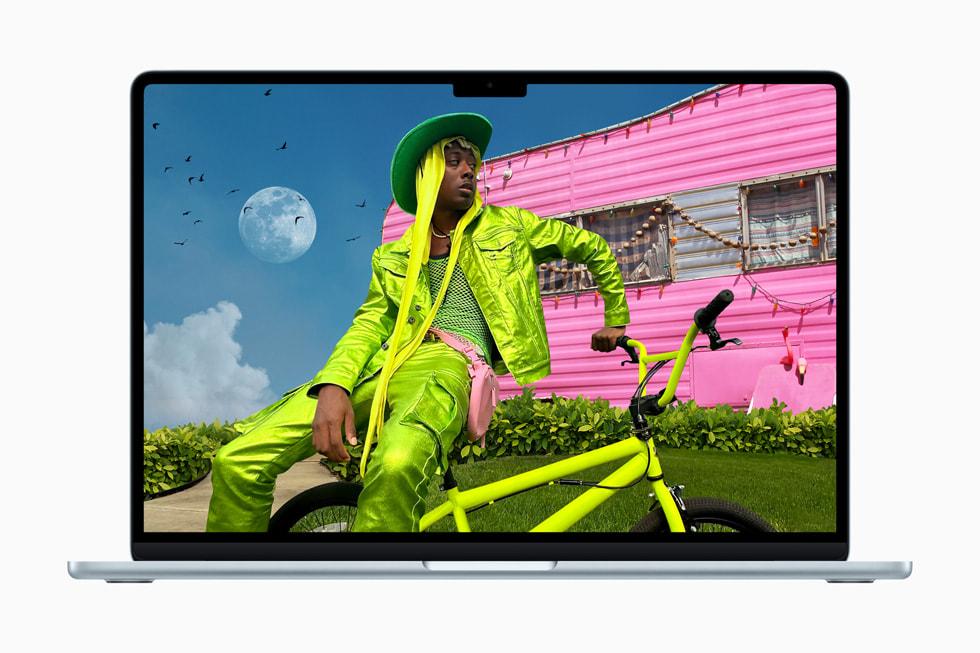 Apple MacBook Air M4 13 tommer i stjernelys farge sett fra siden med Liquid Retina-skjerm