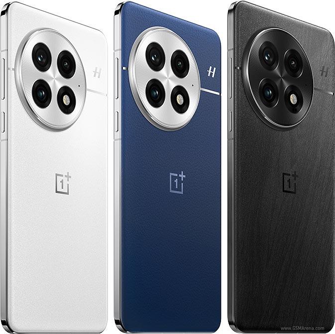 OnePlus 13 16GB/512GB i fargen Black Eclipse sett bakfra med tre kameralinser og Hasselblad-logo