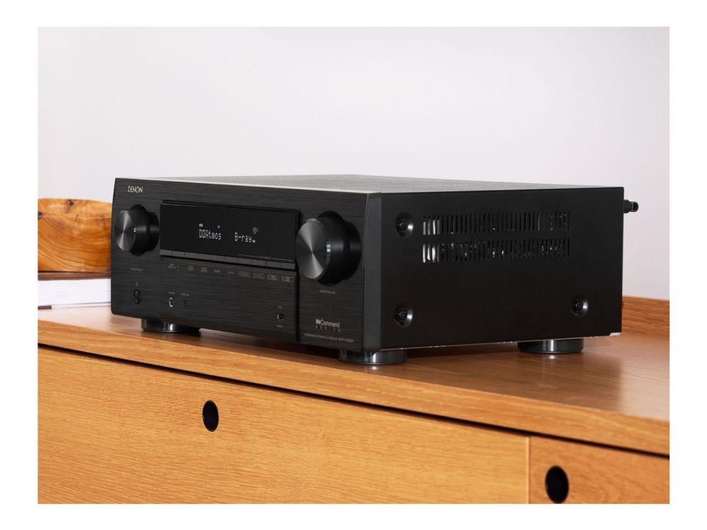 Denon AVR-X1800H AV-receiver i svart med display, sett forfra
