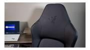 Razer Iskur V2 svart gamingstol sett fra siden med ergonomisk støtte og 4D-armlener