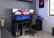 Gamingbord Ultimate med integrert LED-belysning, bred bordplate og plass til tre skjermer