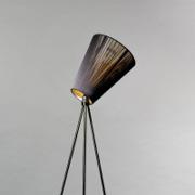 Northern Oslo Wood gulvlampe i svart tre med konisk tekstilskjerm