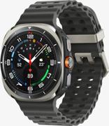 Samsung Galaxy Watch Ultra 47mm i Titanium Silver med mørk grå rem sett forfra