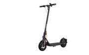 Segway-Ninebot KickScooter F2 Plus D elsparkesykkel i svart på hvit bakgrunn