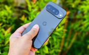 Google Pixel 10 i fargen Obsidian sett forfra og bakfra