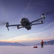DJI Mavic 4 Pro drone med trippelkamera og Hasselblad-optikk på hvit bakgrunn