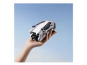 DJI Mini 4 Pro drone i sort og hvit med sammenleggbare armer og DJI RC 2 kontroller med innebygd skjerm