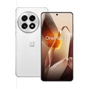 OnePlus 13 i fargen Arctic Dawn, hvit silkeglass-bakside sett bakfra med Hasselblad-kamerasystem